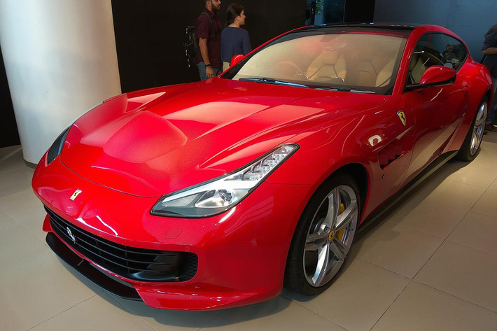 Thiết kế bên ngoài của phiên bản siêu xe GTC4Lusso T mới này không có gì khác biệt so với bản GTC4Lusso trước đây, ngoại trừ bộ mâm 5 chấu kép mới có khoảng trống lớn hơn.