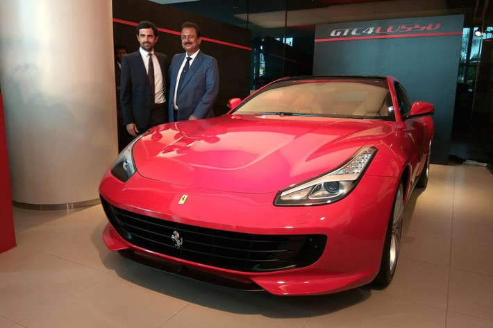 Mẫu Ferrari GTC4Lusso T mới là mẫu siêu xe 4 chỗ đầu tiên trong lịch sử của thương hiệu ngựa chồm Ý. Đây là phiên bản với cấu hình động lực dung tích nhỏ hơn so với chiếc GTC4Lusso sử dụng động cơ V12 nạp khí tự nhiên đã từng ra mắt thị trường thế giới tại triển lãm Geneva Motor Show 2016 hồi tháng 03 năm nay.