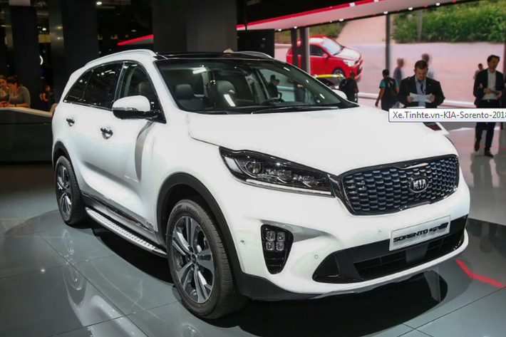 Bên ngoài, chiếc Sorento 2018 được tái thiết kế với phong cách mới hiện đại hơn. Bên cạnh những màu tiêu chuẩn, Kia Sorento Facelift còn được cung cấp 2 màu mới gồm Gravity Blue (Xanh dương) và Rich Espresso (Nâu).