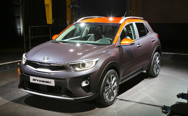 Đến với Triển lãm Frankfurt, Kia còn cho ra mắt mẫu crossover cỡ nhỏ Stonic. Đây được coi là là sản phẩm chiến lược để Kia chinh phục thị trường châu Âu. Xe sở hữu thiết kế khá năng động theo phong cách Targa với sự kết hợp 2 tông màu ngoại thất độc đáo và lạ mắt.