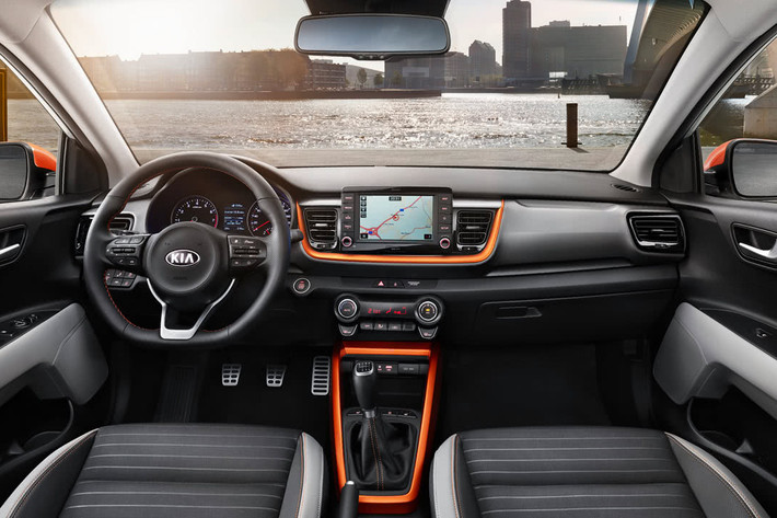 Kia Stonic sở hữu động cơ 1.0L T-GDI, có công suất 118 mã lực. Để phù hợp hơn với điều kiện vận hành tại châu Âu, Kia Stonic sẽ có sẵn động cơ xăng hút gió tự nhiên 1.4L và 1.25L cũng như động cơ diesel 1.6L CRDi. Tất cả các bản máy trên đều đi kèm hộp số sàn.