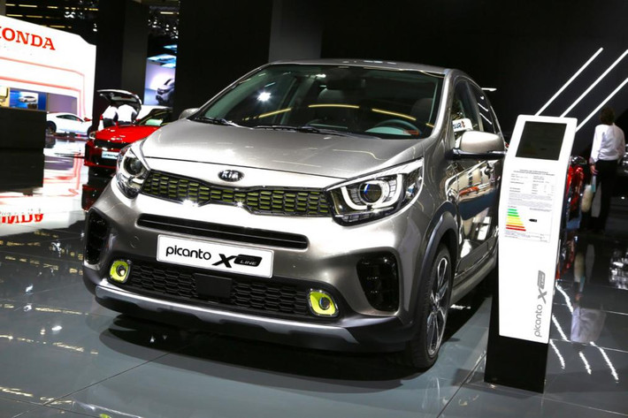 Kia Picanto X-Line được thiết kế nổi bật bởi các gam màu tương phản nhau và khoảng sáng gầm xe được nâng lên là 15 mm. Xung quanh xe được nẹp nhựa màu đen. Bên cạnh đó, bộ mâm đúc có kích thước lớn 16 inch cũng đem đến một vẻ khỏe khoắn hơn.