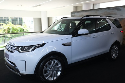 Tuy nhiên, điểm khác biệt là trên mẫu xe Discovery 2018 được trang bị phần sàn sung bằng thép, giữ cho phần sàn xe đủ thấp để tạo ra không gian rộng rãi cho cả hàng ghế thứ 3. Người dùng có thể lựa chọn giữa 2 phiên bản 5 chỗ ngồi hoặc 7 chỗ ngồi.