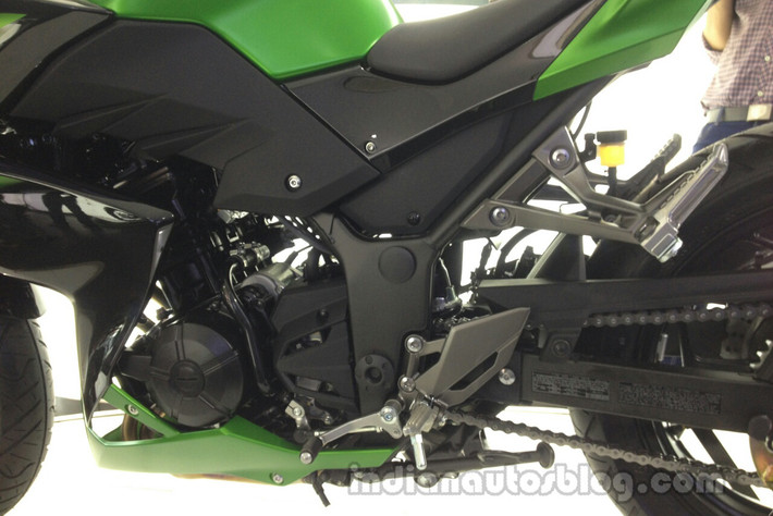 Kawasaki Z250 ABS vẫn sử dụng động cơ 2 xi-lanh song song DOHC 8 van, dung tích 249cc với hệ thống làm mát bằng chất lỏng và phun nhiên liệu trực tiếp. Động cơ này sản sinh công suất 32 PS tại 11.000 vòng/phút và mô men xoắn cực đại 21 Nm ở tốc độ 10.000 vòng/phút, đi kèm là hộp số 6 tốc độ.