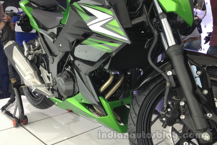 Xe sở hữu kiểu dáng hầm hố với cụm đèn pha đậm chất tương lai. Ngoài ra, Kawasaki Z250 còn được trang bị bộ yên được chia thành hai phần dành cho người lái và hành khách phía sau. Trên yếm trước xuất hiện chữ “Z” cách điệu, trùng màu thân xe.