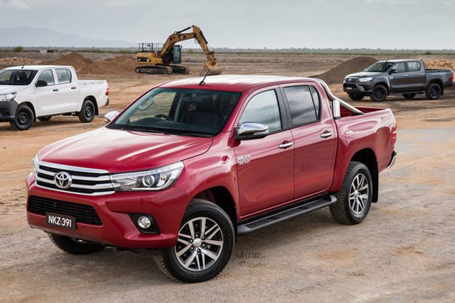 Dòng bán tải cỡ trung Hilux có mức giảm từ 26 đến 30 triệu đồng cho từng phiên bản với mức giá công bố từ 697- 870 triệu đồng.