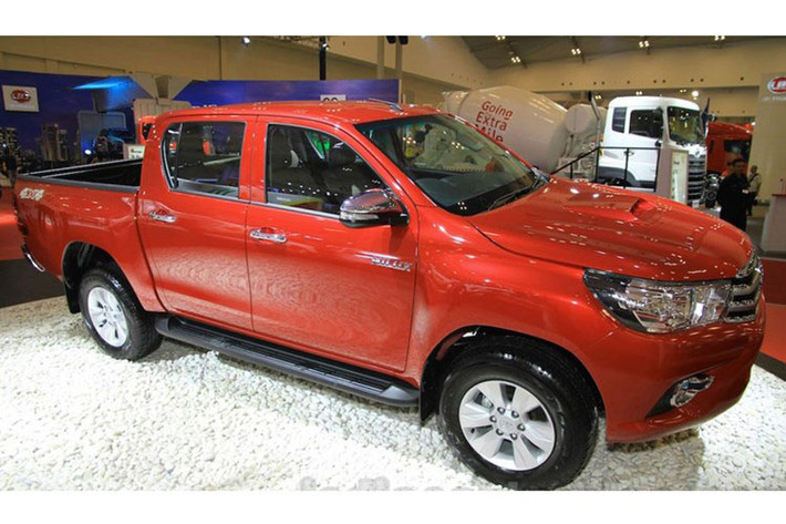 Phiên bản Hilux 2.4 2GD-FTV TRD được trang bị động cơ diesel tăng áp 4 xi-lanh thẳng hàng, có công suất tối đa 147 mã lực và mô-men xoắn cực đại 343 Nm. Đi kèm với động cơ này, hộp số tự động của Hilux cũng đã được thay mới, nâng từ 5 thành 6 cấp.