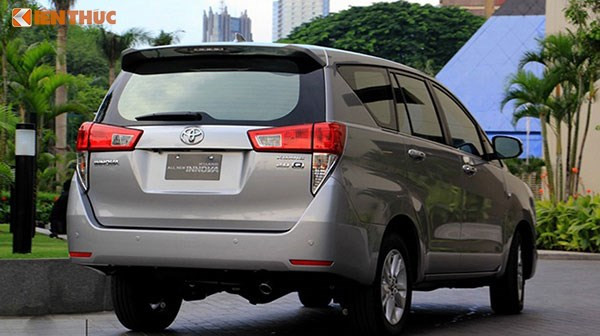 Innova được ưa chuộng không chỉ bởi sự thoải mái và sang trọng hơn ở nội thất mà còn được hoàn thiện cao và đẹp hơn từ bên ngoài. Bên cạnh đó, động cơ cũng được hoàn thiện đáng kể. Mức giá của Innova 2016 bản 2.0E là 793 triệu đồng, 2.0G là 859 triệu đồng và 2.0V là 995 triệu đồng.