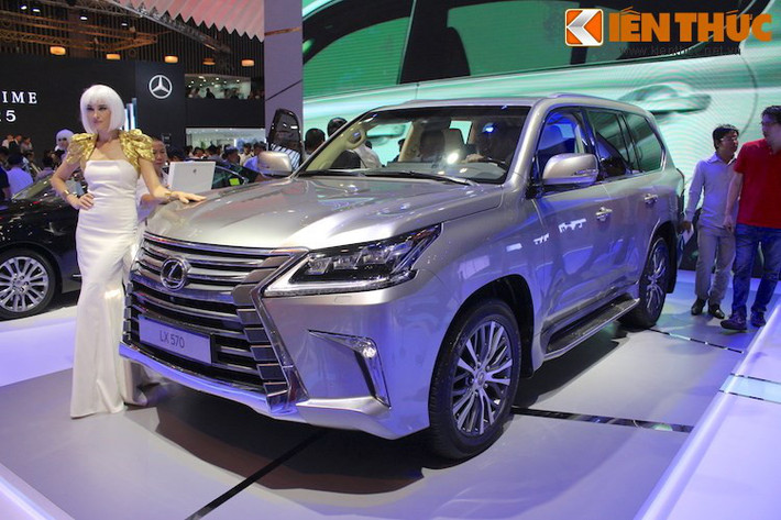 Về khả năng vận hành, Lexus LX570 2016 được trang bị động cơ V8 5.7 lít 32 van trục cam kép, công suất cực đại 367 mã lực/5600vòng/phút, mô-men xoắn cực đại 530Nm/3200 vòng/phút. Động cơ này đi kèm hộp số tự động 8 cấp, giúp xe tiêu thụ trung bình 12,1 lít/100km.