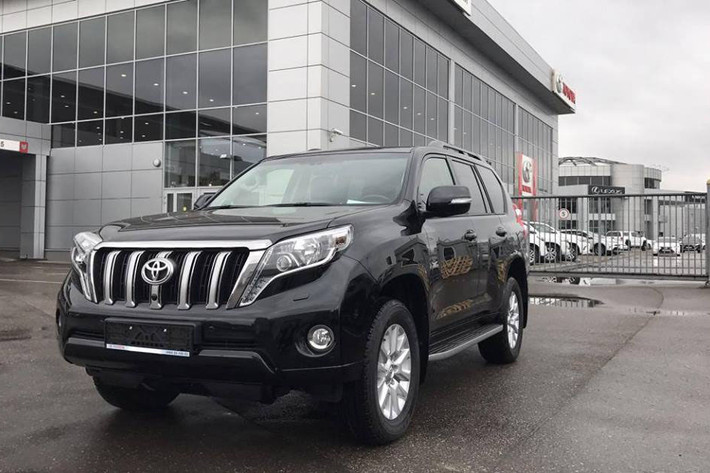 Prado TX.L là một dòng SUV cỡ trung sử dụng động cơ 2.7L và được trang bị hệ thống điều phối van biến thiên thông minh VVT-i với 4 xy lanh thẳng hàng, công suất 161 mã lực tại vòng tua 5.200 vòng/phút, mô-men xoắn cực đại 246Nm tại vòng tua 3800 vòng/phút với hệ dẫn động 4 bánh toàn thời gian và hộp số tự động 6 cấp.