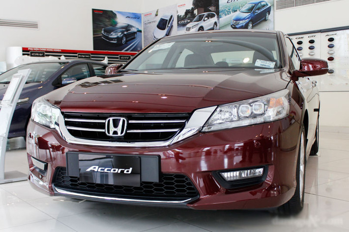 Mẫu xe tiếp theo có giá bán giảm mạnh là chiếc Honda Accord 192 triệu đồng. Với mức giảm lên tới gần 200 triệu đồng cho chiếc Accord, đây được xem là mức giảm giá cao nhất trong lịch sử của hãng tại Việt Nam. Theo đó, mẫu sedan Honda Accord hiện giá bán lẻ đề xuất chỉ 1,198 tỷ đồng.