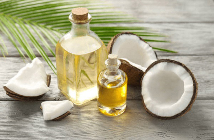 Dầu dừa. So với các loại dầu thực vật khác, dầu dừa được đánh giá cao nhờ hương vị thơm ngon, không sinh độc tố andehit khi đun nấu ở nhiệt độ cao.