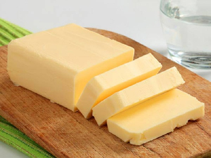 Bơ thực vật. Bơ thực vật hay được sử dụng trong các món xào mang lại hương vị đặc trưng cho thực phẩm. Dù vậy, bạn nên ăn có chừng mực bởi chúng chứa nhiều axit béo không có lợi cho tim mạch. Để đảm bảo sức khỏe, Tổ chức Y tế Thế giới khuyến cáo chỉ nên sử dụng không quá 2g axit béo chuyên hóa mỗi ngày. Ảnh: Internet.