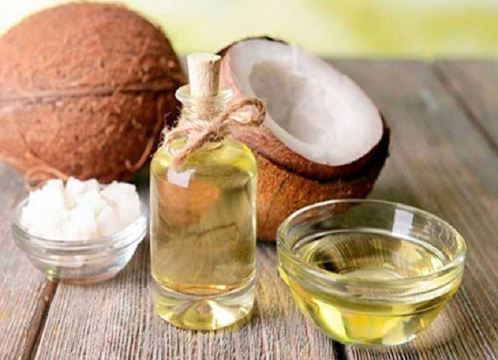 Tuy nhiên giống như mỡ động vật, dầu dừa tưởng tốt nhưng có hại bởi chứa nhiều cholesterol không có lợi cho việc ổn định lipid máu. Mặt khác, dầu dừa có công dụng trị táo bón song các chuỗi axit béo có trong nó có thể gây tiêu chảy khi ăn quá nhiều.