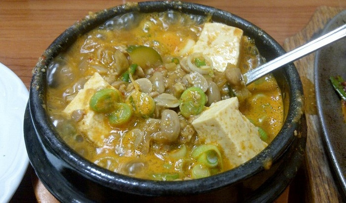 Món súp Cheonggukjang ngon nhất khi nấu canh và ăn nóng. Các nguyên liệu nấu cùng Cheonggukjang bao gồm khoai và hành tây. Mỗi gia đình sẽ cho thêm các thành phần khác nhau tùy theo sở thích. Chẳng hạn, một số nơi nấu với thịt bò, đậu phụ trắng, thêm kim chi hoặc sử dụng bí xanh, hải sản như tôm và cá khô.