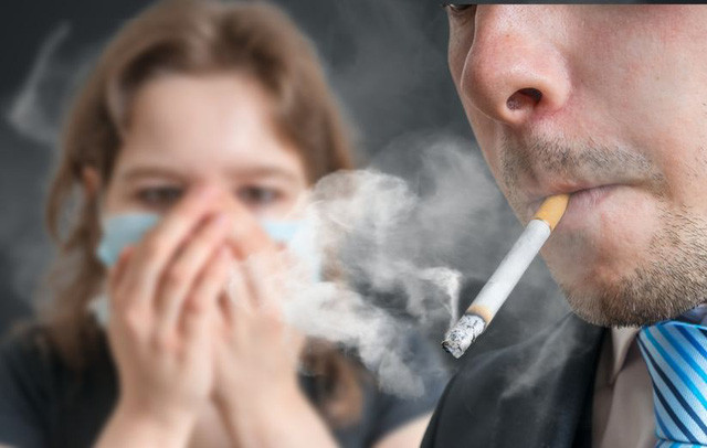 Không chỉ người hút thuốc mới bị giảm khả năng nghe mà người hút thuốc lá thụ động cũng bị giảm thính lực. (Nguồn Afamily)