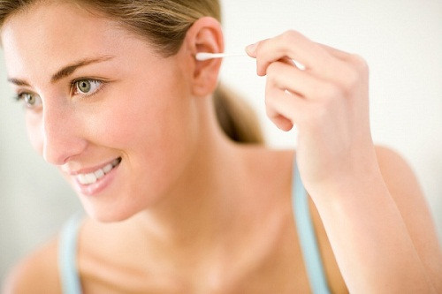Nhiều người có thói quen ngoáy tai thường xuyên để vệ sinh tai mà không hề biết rằng ráy tai cực kỳ có lợi. (Nguồn Taimuihong)