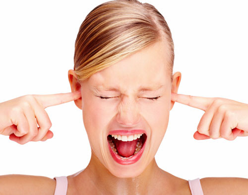 Khi nghe nhạc với âm lượng lớn trong thời gian dài, các tế bào lông cảm giác trong tai dần bị bào mòn, làm suy giảm khả năng nghe tạm thời. (Nguồn Namthaoduoc)