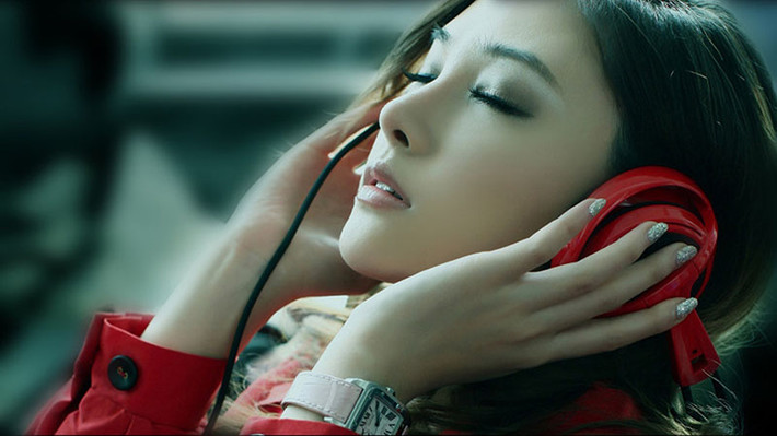 Lý do vì những âm thanh lớn gây áp lực lớn lên màng nhĩ và các cơ quan nhạy cảm khác, ảnh hưởng tồi tệ hơn đến thính giác. Nghe loa ngoài là cách nghe an toàn đối với tai nhất. (Nguồn Tgdd)