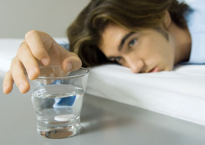 Nguyên nhân là do trong loại thuốc này có chứa chất acetaminophen và ibuprofen. Những chất này khi vào cơ thể sẽ làm giảm lượng máu được cung cấp đến tai, làm mất một số chức năng thính giác. (Nguồn Benhungthutuy)