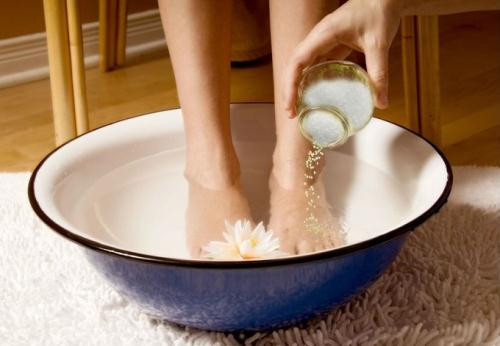 Bạn cũng có thể ngâm chân trong nước ấm pha muối, sau đó massage bàn chân để giảm đau vì ở bàn chân có những huyệt liên quan đến vùng chậu. (Nguồn Suckhoegiadinh)