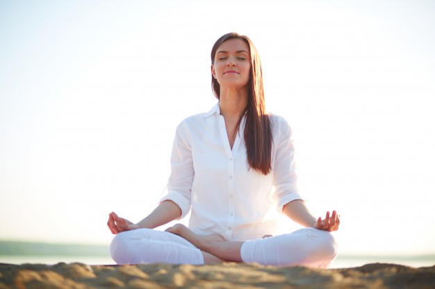Một số động tác yoga cũng có tác dụng giảm đau bụng kinh hiệu quả. Do đó, trong những ngày kinh nguyệt, những bài tập yoga nhẹ nhàng sẽ giúp bạn xả stress, kích thích máu lưu thông, bạn sẽ cảm thấy khỏe khoắn hơn. (Nguồn Chuabenhtannhang)
