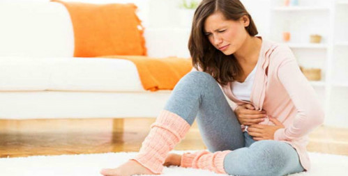 Một trong số những biện pháp giảm đau bụng kinh là xoa bóp nhẹ nhàng vùng bụng. Điều này vừa giúp thư giãn cơ thể vừa khiến máu chảy đều hơn. (Nguồn: benhvienthucuc).