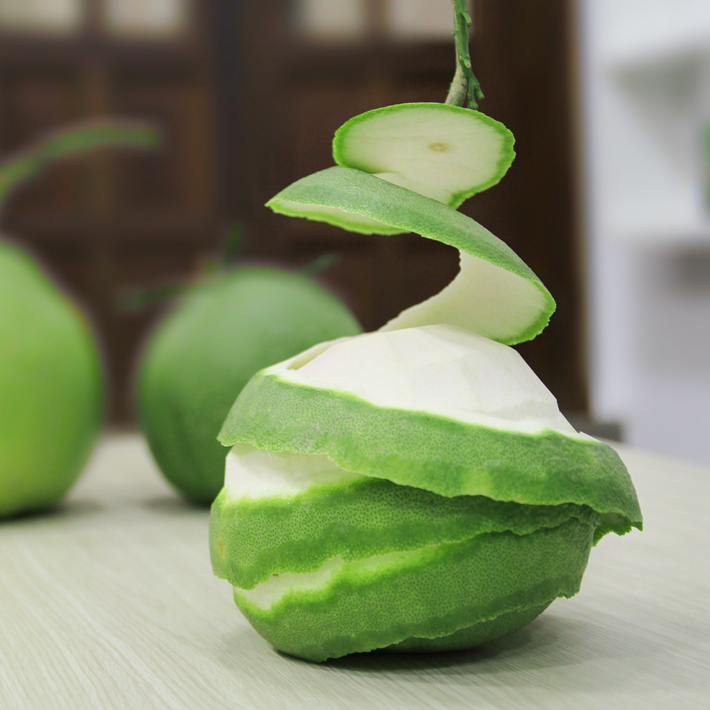 Luộc bưởi lên lấy nước uống và bạn sẽ vô cùng ngạc nhiên trước hiệu quả mà nó mang lại với cơ thể chỉ sau 7 ngày. Lý do là trong vỏ bưởi chứa tinh dầu, quả bưởi lại chứa một số enzyme có khả năng đốt cháy chất béo cao. (Nguồn Cuocsongkhoedep)
