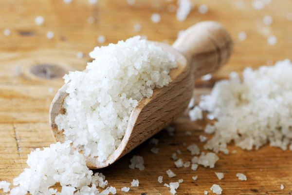 Muối hạt cũng là một nguyên liệu rẻ tiền nhưng mang lại lợi ích giảm cân khá cao. Tất cả những gì bạn cần làm chỉ là rang nóng lên và chườm lên bụng. Kết hợp massage nhẹ nhàng từ 1-2 lần mỗi tuần sẽ giúp bạn có được vòng eo như ý. (Nguồn Treem)