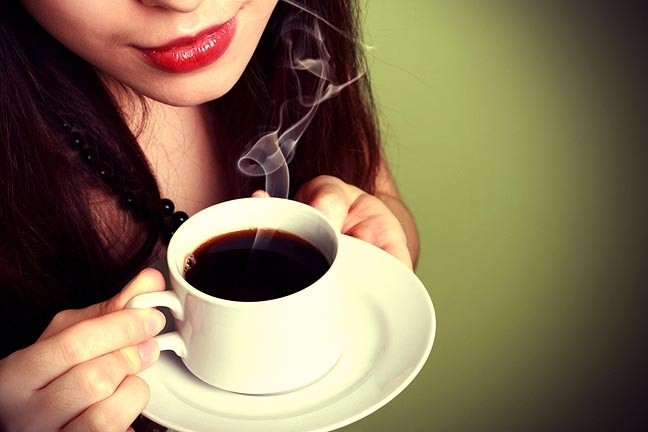 Một nghiên cứu đã chỉ ra rằng dùng nhiều hơn hai tách cà phê mỗi ngày có thể ảnh hưởng nhẹ đến khả năng sinh sản của chị em phụ nữ. Thói quen uống nhiều cà phê đồng thời còn làm gia tăng nguy cơ sẩy thai ở bà bầu. (Nguồn Benhungthumieng)