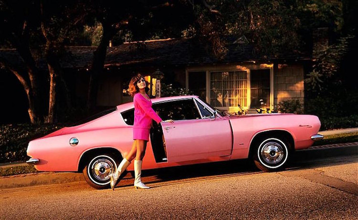 Người mẫu Lisa Baker "so dáng" cùng mẫu xe cơ bắp Plymouth Barracuda Fastback đời 1966 trong một số tạp chí Playboy xuất bản năm 1967. Đây là chiếc Plymouth duy nhất từng được tặng cho người mẫu Playboy.