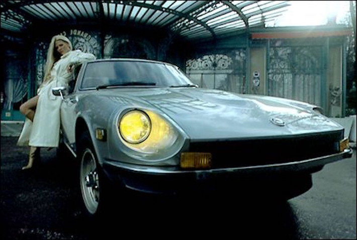 Mẫu xe Nhật Bản đầu tiên xuất hiện cùng cô đào Playboy của năm (Playmates of the Year - PMoY) là Nissan 280Z, được trao cho Debra Jo Fondren vào năm 1978.