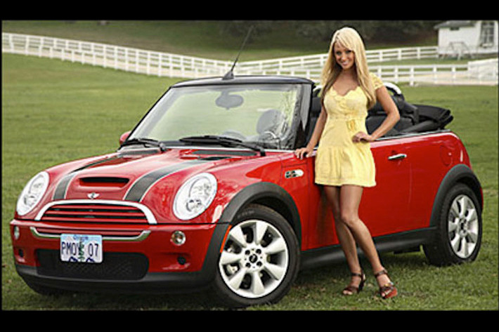 Sau khi được MINI tặng chiếc Cooper S Convertible vào năm 2007, cô đào Sara Jean Underwood đã bán nó trên eBay và thu về được một số tiền tương đối lớn.
