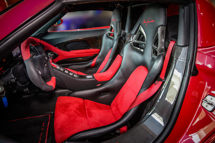 Ở trong nội thất, Alcantara màu đỏ là vật liệu chính được sử dụng để bọc các chi tiết. Ngoài ra, da màu đen cũng được Gemballa lựa chọn để tạo độ tương phản.