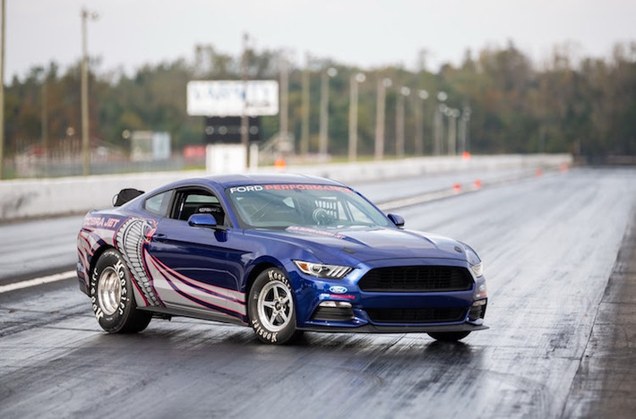 Mustang Cobra Jet 2016 là sự tiếp nối của chương trình Cobra Jet, đã được Ford bắt đầu từ năm 1968 với mục đích đem tới cho các tay đua nghiệp dư một mẫu xe đua drag với giá rẻ và hiệu năng cực mạnh.