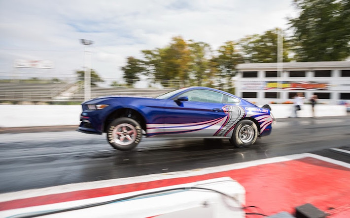 Ngoài ra, động cơ này còn được kết hợp với hộp số tự động của xe đua drag, cùng với hệ thống bơm nước hoạt động bằng điện lấy từ Ford C-Max Hybrid để làm mát ngay cả khi xe không chạy.