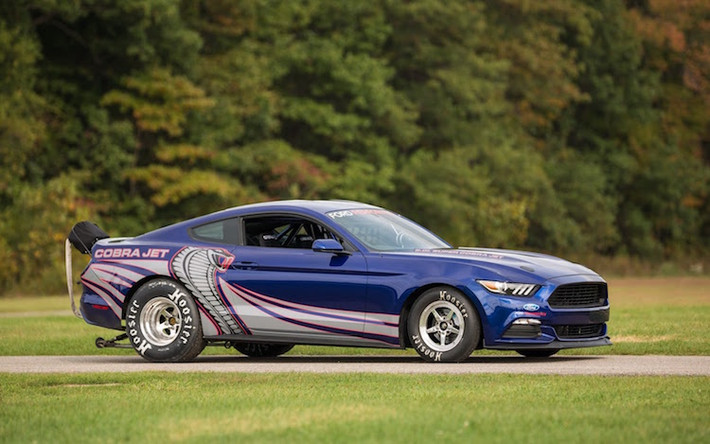 Về ngoại hình, phiên bản Cobra Jet mới nhất không có nhiều thay đổi so với những chiếc Mustang GT thường ở thân xe; tuy nhiên chúng đã được lắp bộ lốp và vành chuyên dụng cho đua drag.