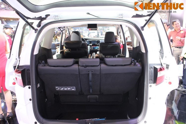 Thiết kế hàng ghế thứ ba cho phép gập xuống phẳng sàn chỉ với 1 vài thao tác đơn giản mà không đòi hỏi nhiều sức. Khi đó, hàng ghế thứ hai có thể trượt và ngả ngược ra sau để tạo ra cho hành khách một vị trí ngồi thư giãn và thoải mái với không gian rộng rãi.