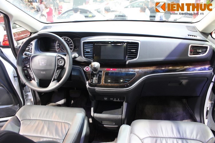 Bên trong nội thất, Odyssey được trang bị ghế da cao cấp, ốp gỗ và mạ chrome sang trọng. Nhờ việc sử dụng hiệu quả các vật liệu triệt tiêu hoặc cách âm tốt, và kính có độ dày cao cho tất cả các cửa sổ, độ ồn cùng độ rung xóc cũng được triệt tiêu.