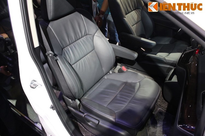 Ghế lái của xe có thể điều chỉnh điện 8 hướng. Xe được trang bị tới 6 túi khí, đồng thời cả 3 hàng ghế cho 7 hành khách đều được trang bị dây đai an toàn 3 điểm ELR. Ngoài ra là các công nghệ hỗ trợ người lái như cảnh báo điểm mù, cảnh báo vật thể băng ngang đường, cân bằng điện tử, hỗ trợ khởi hành ngang dốc...