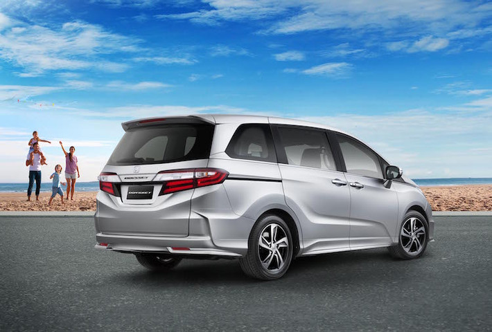 Honda sẽ bán Odyssey tại Việt Nam với 3 màu trắng ngọc, ghi bạc hoặc đen, kèm theo chế độ bảo hành 3 năm/300.000 km. Giá bán của xe sẽ được chính thức công bố trong quý 1/2016.