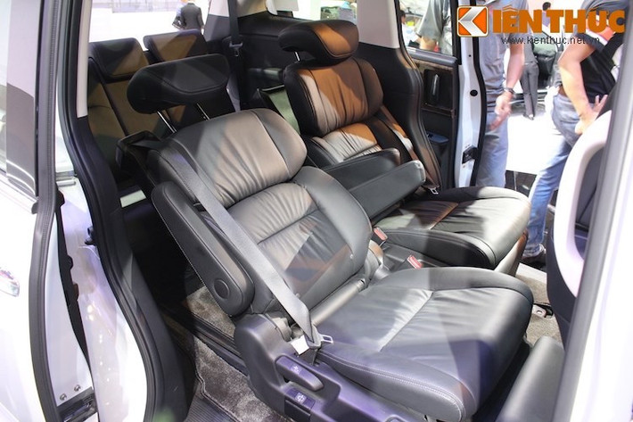 Hàng ghế thứ 2 hạng thương gia là điểm khác biệt của Honda Odyssey, với khả năng điều chỉnh 10 hướng cấu trúc lưng ghế và mặt ghế có thể di chuyển đồng thời tối ưu hóa mọi tư thế ngồi, mang đến không gian rộng rãi và thoải mái cho hành khách như đang ngồi trên 1 chiếc limousine.