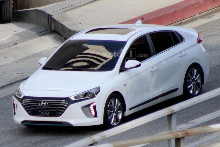 Cũng sở hữu kiểu dáng hatchback 5 cửa như đối thủ Toyota Prius nhưng Ioniq sở hữu kiểu dáng "lành" và bớt "dị" hơn, tuân theo ngôn ngữ thiết kế Fluidic Sculpture 2.0 mới nhất của Hyundai.
