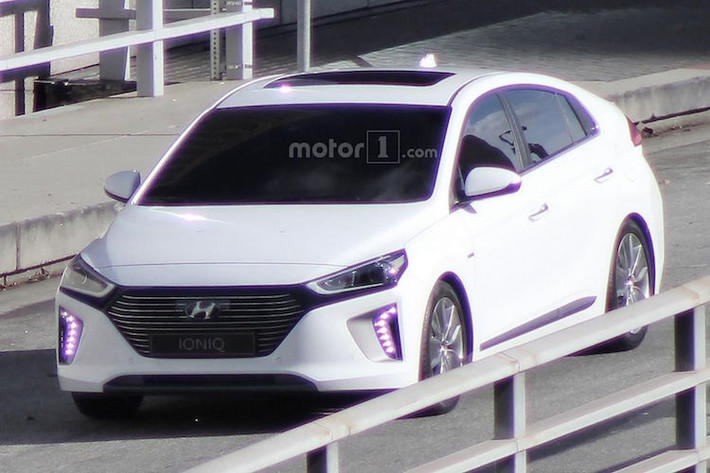 Là mẫu xe "xanh" đúng nghĩa đầu tiên được sản xuất hàng loạt của Hyundai, IONIQ sẽ có 3 phiên bản là hybrid, hybrid với khả năng sạc ngoài (Plug-in Hybrid) và bản chạy điện hoàn toàn EV. Tuy nhiên, chi tiết về hệ động lực của xe vẫn được Hyundai giấu kín.