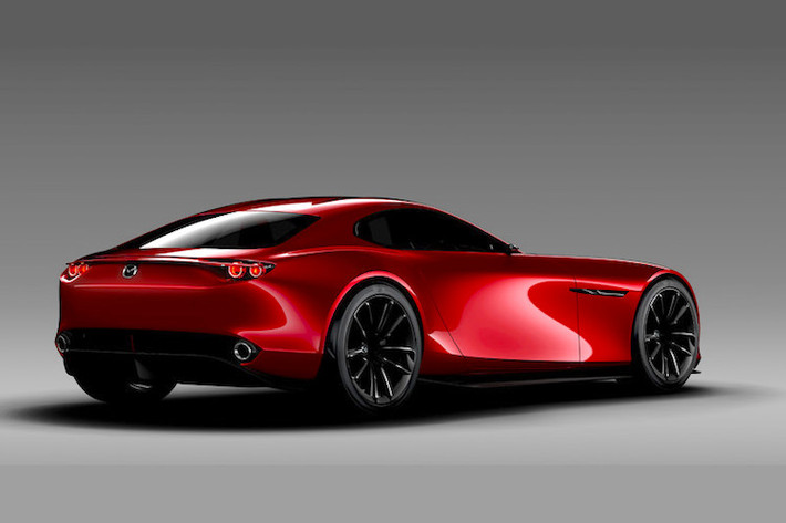 Nhờ ứng dụng ngôn ngữ thiết kế KODO mới nhất của Mazda, RX-VISION có một vẻ đẹp cực kỳ hấp dẫn với các mảng thân xe uốn lượn đầy "sexy" kết hợp với phần đầu dữ dằn, sắc sảo và bộ mâm đúc lớn.