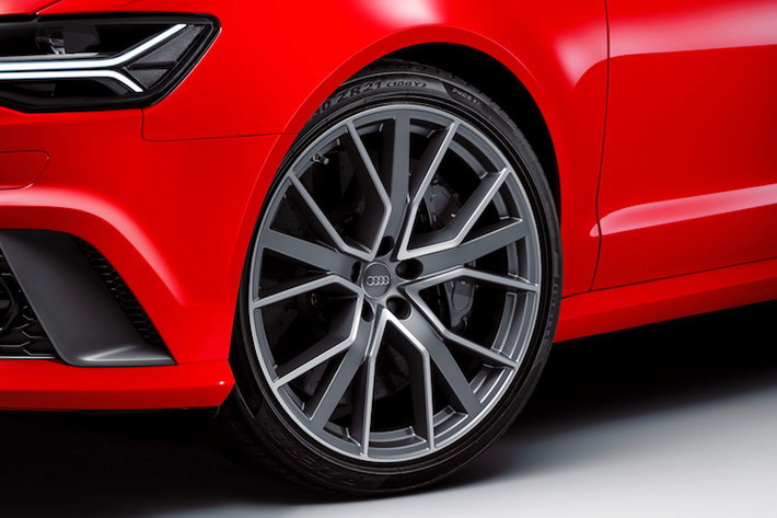 RS6 và RS7 Sportback cũng sở hữu bộ mâm đúc có thiết kế mới, trong đó RS6 có mâm 10 cánh kép với thiết kế tương tự như Audi R8 V10 thế hệ trước nhưng sắc sảo hơn.