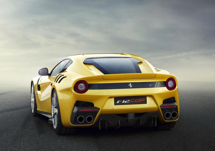 Ở tốc độ 200 km/h, siêu xe F12 tdf có thể tạo ra lực nén thân xe xuống mặt đường lớn tới 230 kg - hơn 107 kg so với F12Berlinetta. Điều này có được là nhờ vào cánh khuếch tán dưới gầm xe mới, phần đuôi xe cong hơn và cửa sổ sau thiết kế lại.