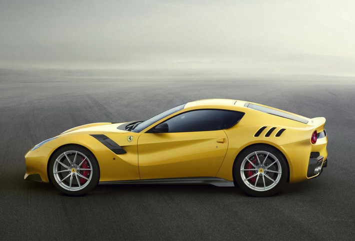 So với F12Berlinetta, F12tdf có thân xe gần như khác biệt, khiến khả năng khí động học cải thiện tới gần 100%.