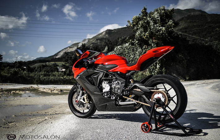 Giống như các mẫu superbike cao cấp của MV Agusta, chiếc xe cũng được trang bị hàng loạt các hệ thống hỗ trợ điện tử hiện đại cùng hệ thống sang số nhanh.