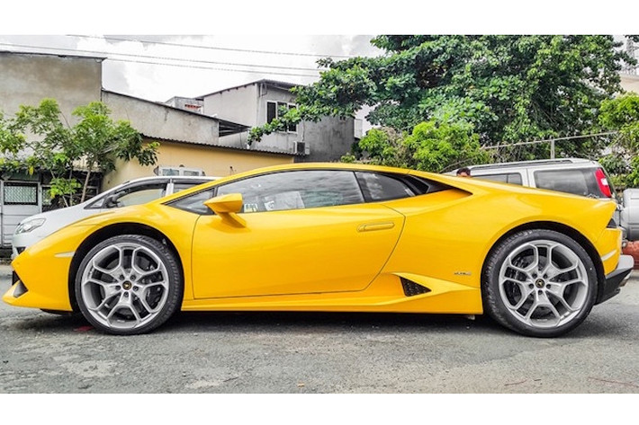 So với tiền nhiệm Gallardo LP560-4, Huracan có thiết kế sắc nhọn và ấn tượng hơn nhiều. Kiểu dáng của xe là tập hợp các đường thẳng, gấp khúc và chữ Y. Ngay cả đèn pha cũng được thiết kế với mô-típ trên.